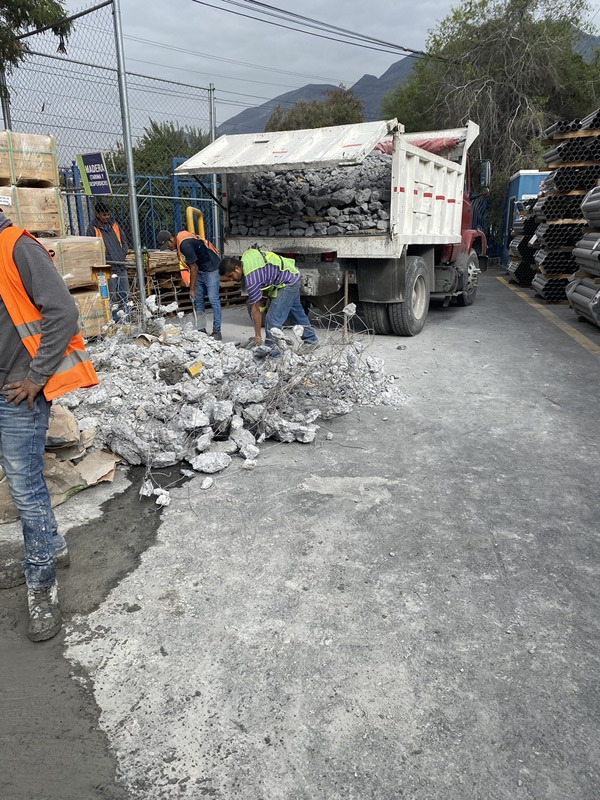 Equipo de Grupo TAFO realizando limpieza tras finalizar una obra de construcción.