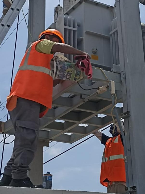 Equipo de Grupo TAFO dando mantenimiento a un Transformador