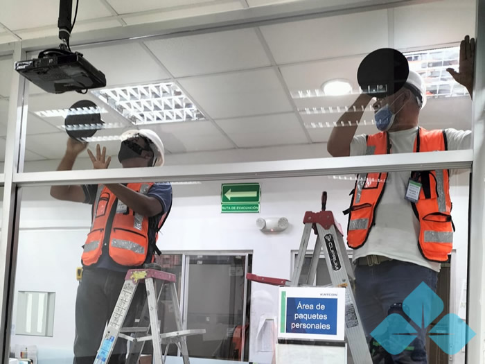 Muestra equipo de Grupo TAFO instalando ventanales de oficina de tablaroca.