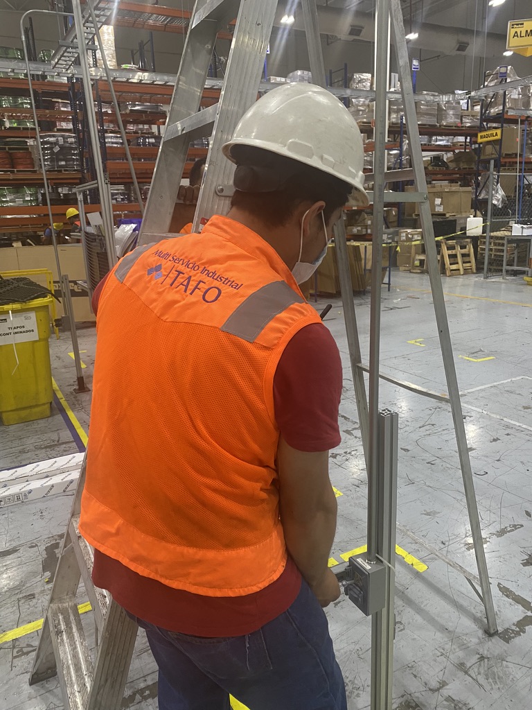 Personal de Grupo TAFO instalando sistema neumático de aire comprimido.