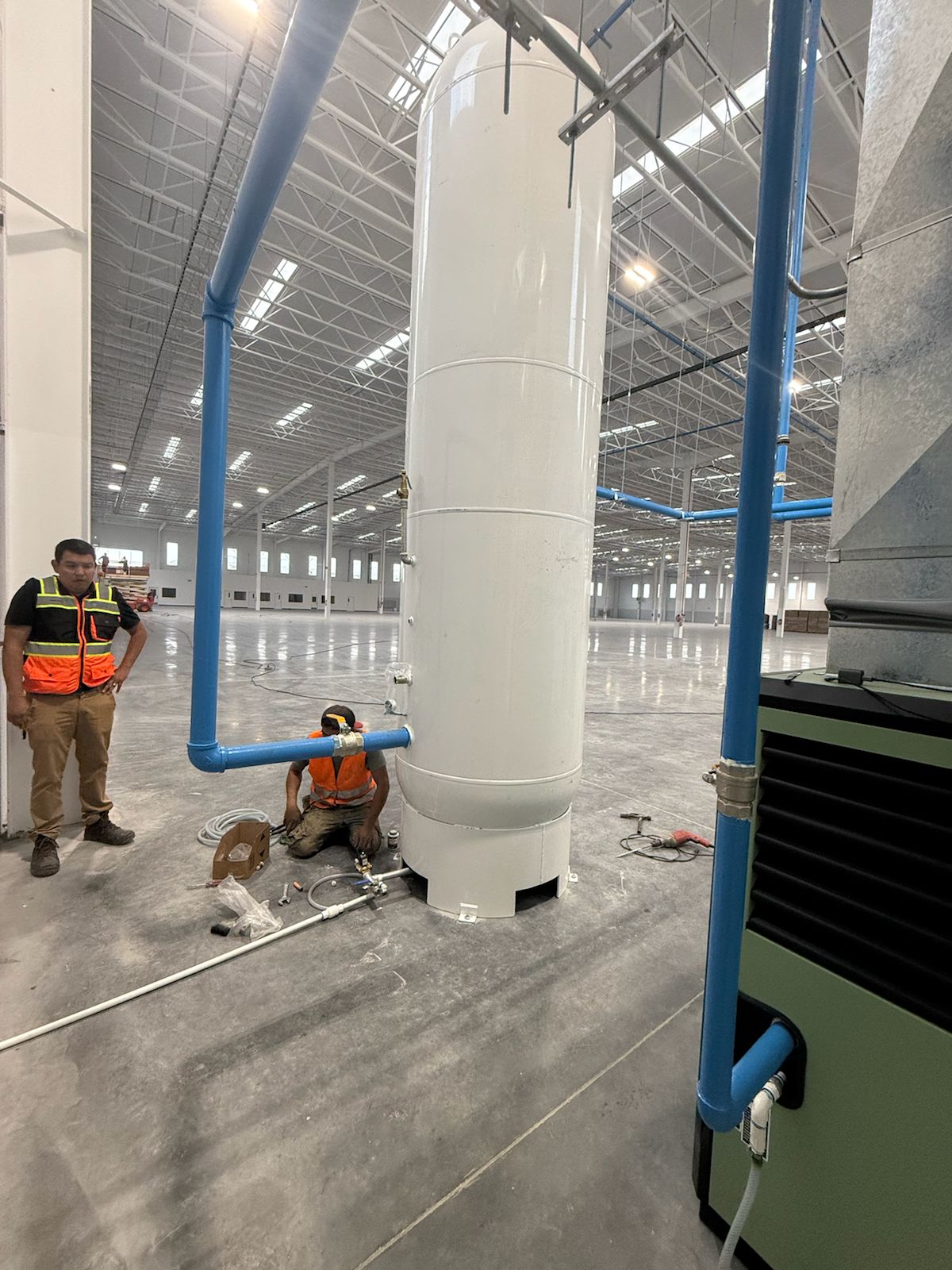Personal de Grupo TAFO instalando sistema neumático de aire comprimido.