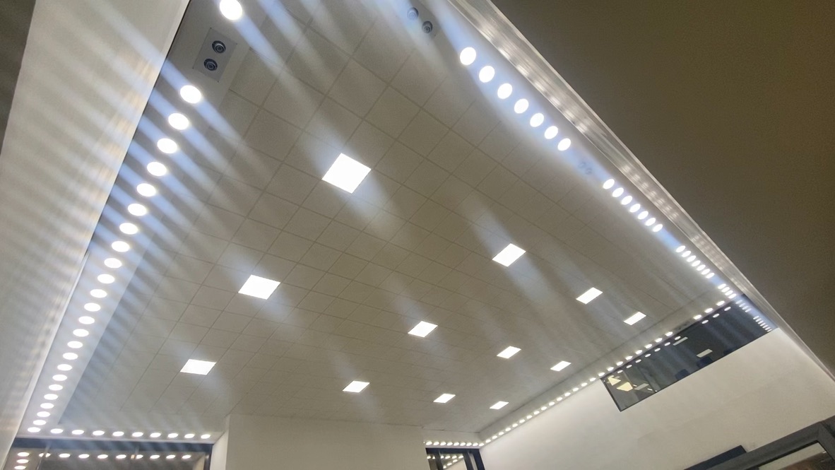 Instalación de Luminarias en cielo falso