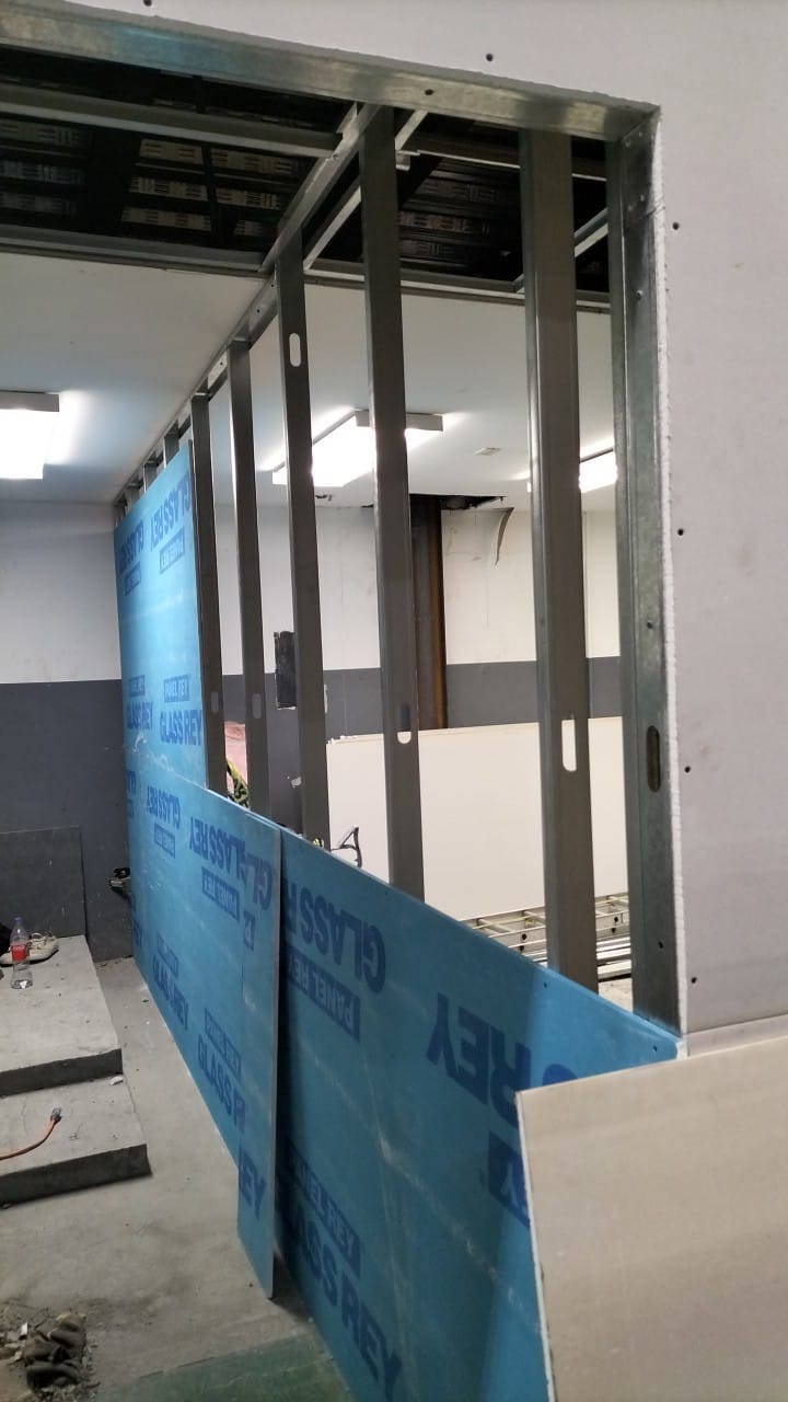 Instalación de área de trabajo con tabla roca