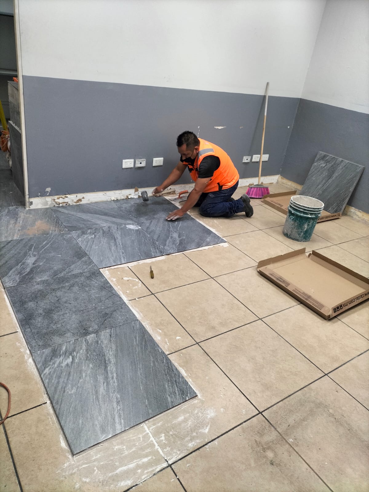 Instalación de piso en área de trabajo