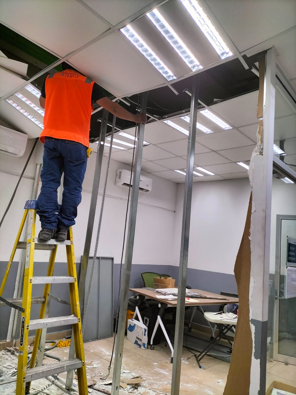 Habilitando área de trabajo con tablaroca y ventanales