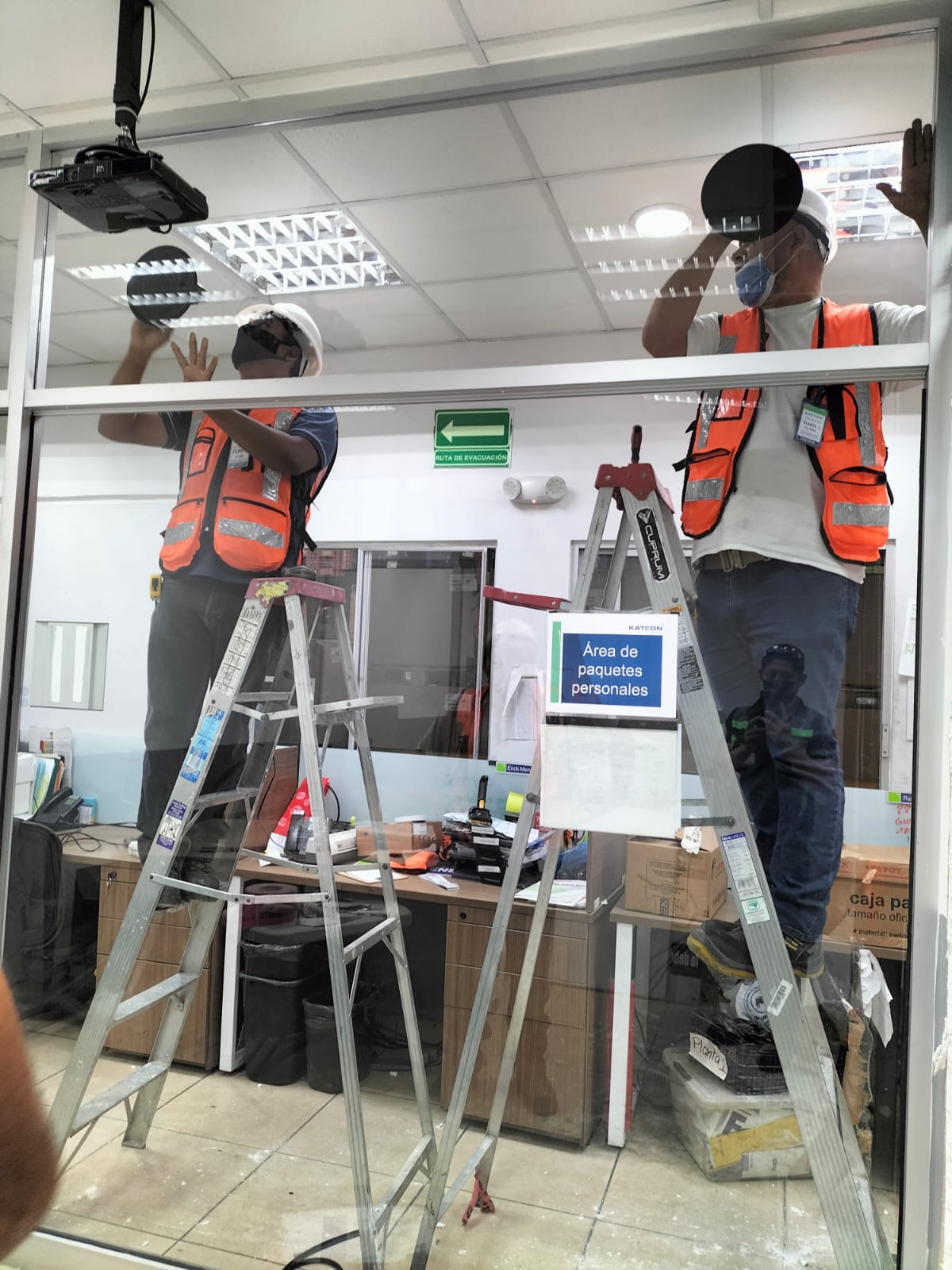 Habilitando área de trabajo con tablaroca y ventanales